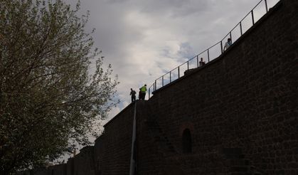 Diyarbakır Surları'na demir korkuluk takıldı