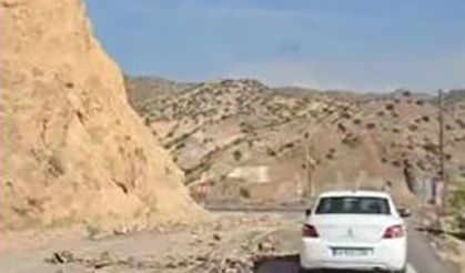 Elazığ'da deprem sonrası kayalar yola düştü