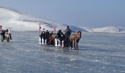 Kars Çıldır Gölü'nde dörtnala atlı kızak keyfi