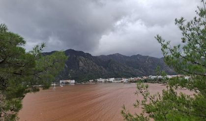 Sağanak yağışla sokaklar dereye, deniz kahverengiye döndü