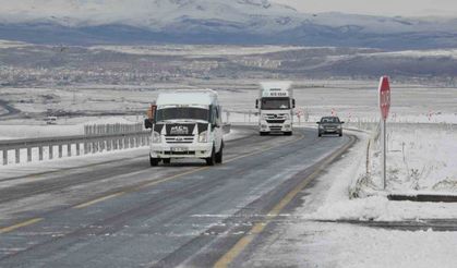 Kars'ta buz tutan yolda mahsur kaldılar