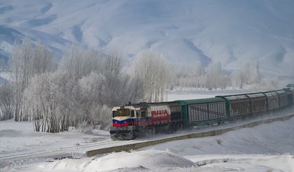 TCDD yük treni karlı arazilerde böyle ilerledi!