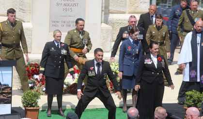 Yeni Zelanda askerleri, atalarını 'haka' dansıyla andı