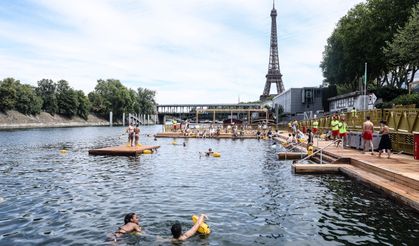 Fransa'da 102 yıl sonra ilk: Seine Nehri yüzmeye açıldı