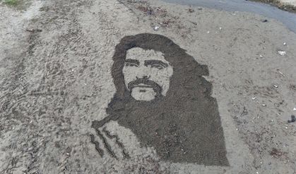 İranlı sanatçı, Barış Manço'yu sahile resmetti