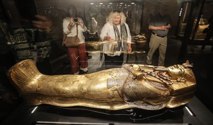 Tutankamon'un altından yapılmış tabutu sergilendi!