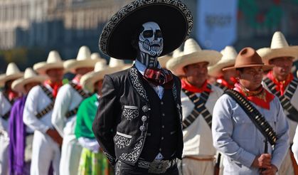 Meksika Devrimi'nin 115. yılı gösteriler ve törenlerle kutlandı