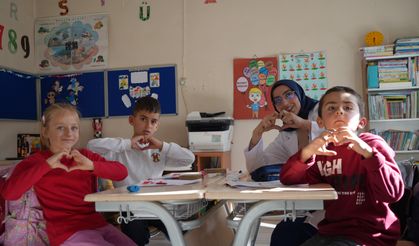 Zahide öğretmen 3 öğrencisine ışık oluyor