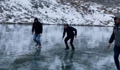 Buz tutan göle, taş atıp test ettiler