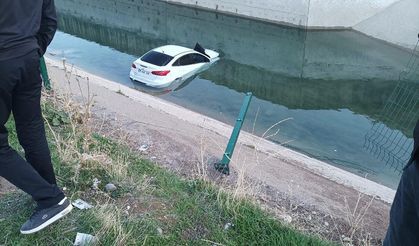 Diyarbakır'da otomobil su kanalına uçtu