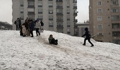 "Kar yağışının tadını yine çocuklar çıkardı" başlığının zamanı