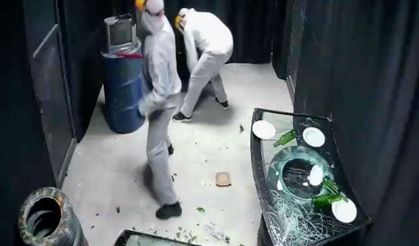 Bu eve gelen her şeyi kırıp döküyor