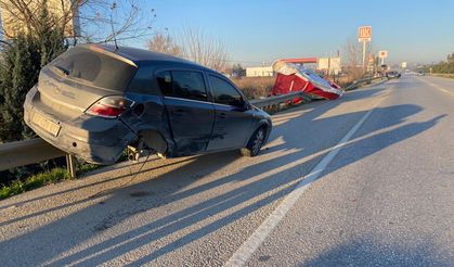 Kaza sonrası bariyerlerde asılı kaldı