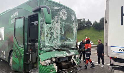 Futbolcuları taşıyan otobüs kaza yaptı