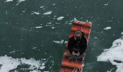 Donan baraj gölünün üzerine kilim serip oturdu