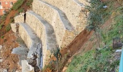 Rize’de istinat duvarı çöktü