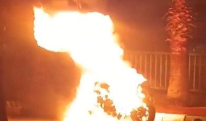 Osmaniye’de park halindeki motosiklet alev alev yandı