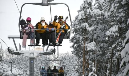 Kars'ta martta kayak keyfi sürüyor!