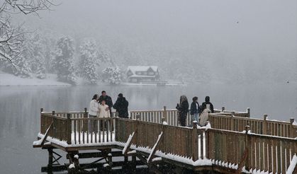 Abant ve Gölcük'te martta yağan kar tatilcileri sevindirdi