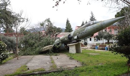 Denizli'de kuvvetli rüzgar yıktı geçti!
