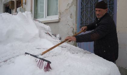 Bayburt güne 15 santimetre karla uyandı
