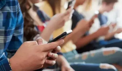 Çocuklara sosyal medya yasağı teklifi Komisyon'dan geçti