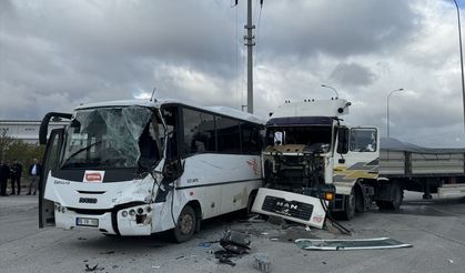 İşçi servisi tıra çarptı; 12 yaralı!
