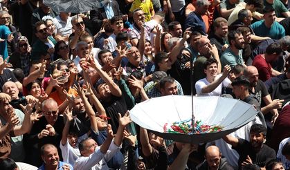 Manisa'da 10 ton mesir macunu halka saçıldı