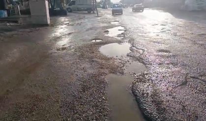 Diyarbakır'da bozulan yollar sürücülere zor anlar yaşatıyor