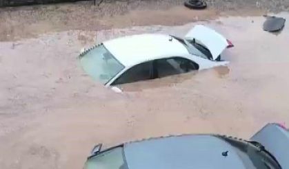 Siirt’te araçlar sel sularında kayboldu