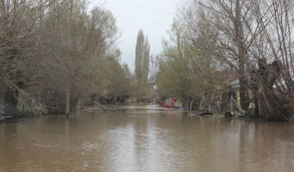Baraj taştı, köy tamamen sular altında kaldı