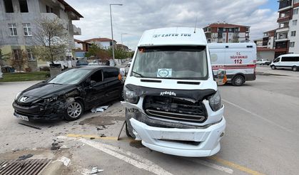 Öğrenci servisi ile otomobil çarpıştı