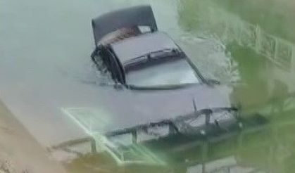 Adana’da otomobil sulamana kanalına düştü