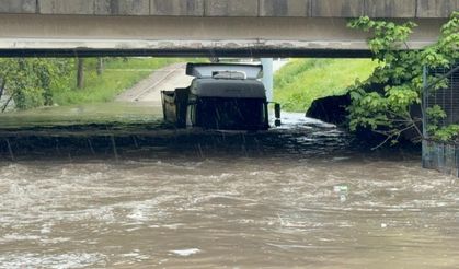 Alt geçit suyla doldu, tır mahsur kaldı