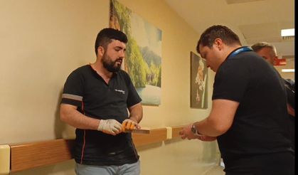 Çiviyi tahta yerine eline çaktı