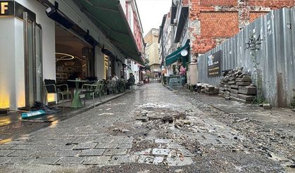 İstanbul'da sağanak nedeniyle Üsküdar'daki Gastronomi Sokağı'nı su bastı