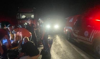 TIR ile otomobil çarpıştı: 3 ölü, 1 yaralı