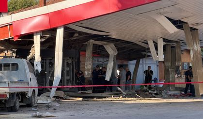 Kömür yüklü tır benzinliğe böyle daldı!