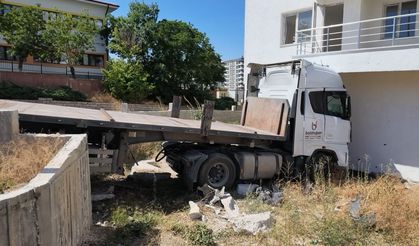 Freni boşalan tır apartmana çarptı!