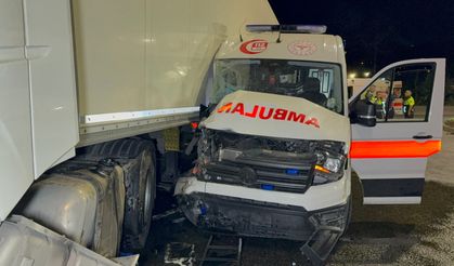 Ambulans ile tır çarpıştı: 6 yaralı