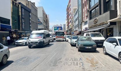 Adana'nın caddeleri açık otoparka döndü