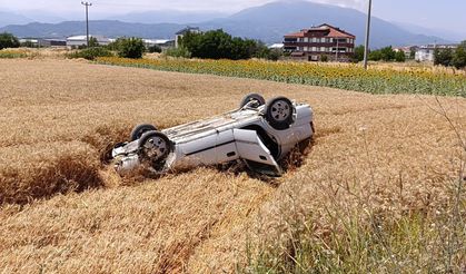 Taklalar atan otomobil buğday tarlasına uçtu
