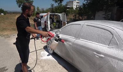 Sokakta gördüğü kirli araçları habersizce yıkıyor!