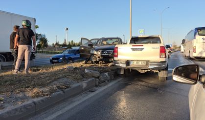 Eskişehir'de pikap ile çarpışan otomobil refüje çıktı