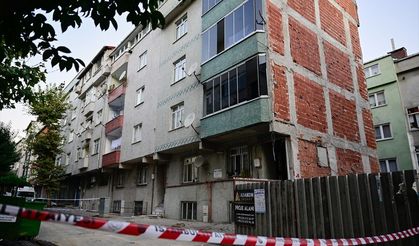 Sultangazi'de iki apartmanda çatlak paniği