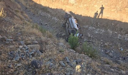 Kamyonet şarampole yuvarlandı: 3 yaralı