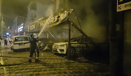Antalya'da oto galeride yangın