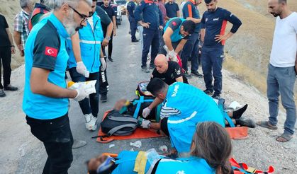 Elazığ’da minibüs uçuruma yuvarlandı