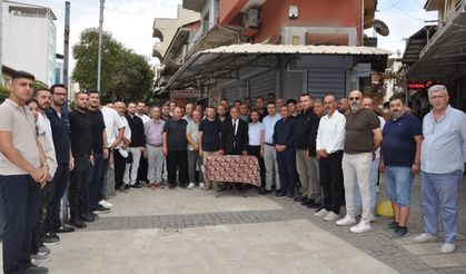 Manisa’da silahlı soygun girişimini kınayan kuyumcular aynı anda kepenk indirdi