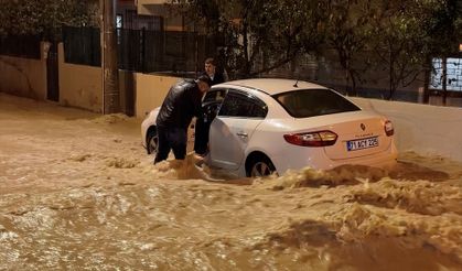 Mersin kuvvetli sağanağa teslim oldu!